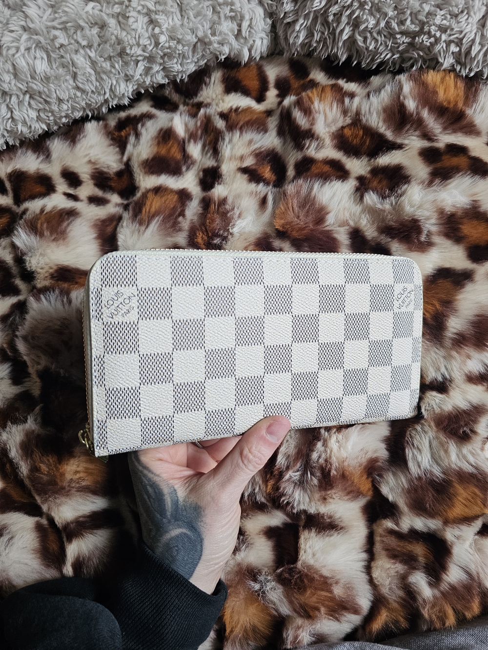 Louis Vuitton Damier Azur Zippy Wallet - White